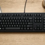 Clavier américain QWERTY sur bureau en bois clair
