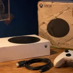 Xbox series s occasion : console tout-numérique d’occasion, manette et câble HDMI visibles